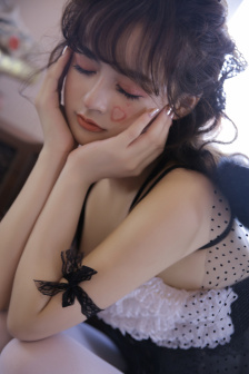 美女扒开粉嫩尿口的桶爽
